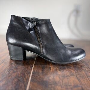 ECCO Black Leather Ankle Boots Block Heel Side Zip Women’s 10